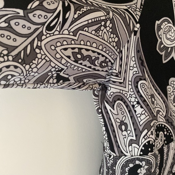 Attitude Women's Plus size V-Neck Empire Cut Black White Top 3/4 Sleeve Si - Picture 5 of 7